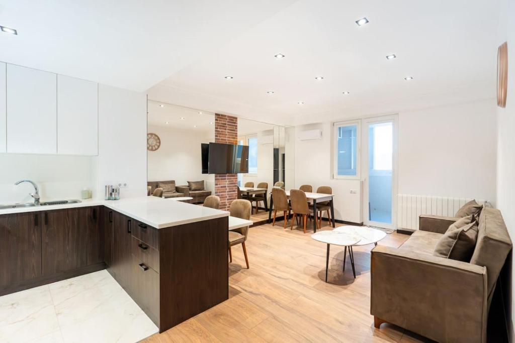 هتل مدرن اند برایت 2BR آپارتمان - Modern and bright 2BR apartment