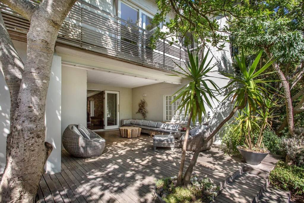 هتل اسپیشس هوم وید بیوتیفول گاردن اند ویوز - Spacious home with beautiful garden and views