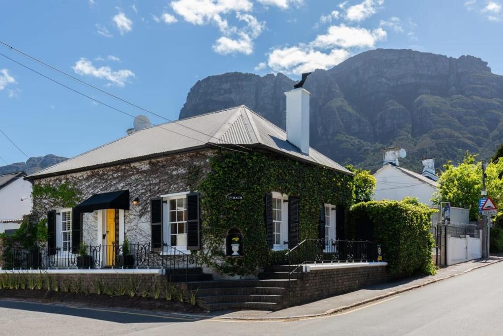 هتل تی-بک کاتجلیف نیولندز ویلیج - Ty-Bach Cotttage leafy Newlands Village
