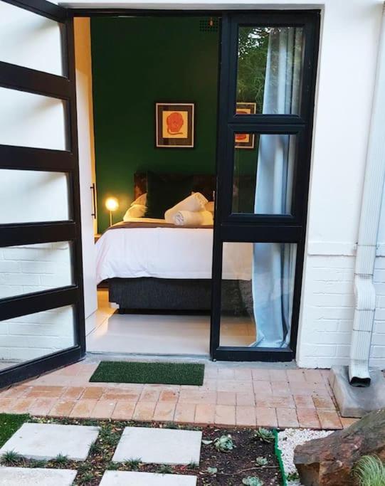 هتل مدرن استودیو ویت پرایوت گاردن، سلف چک-این Modern studio with private garden, self check-in