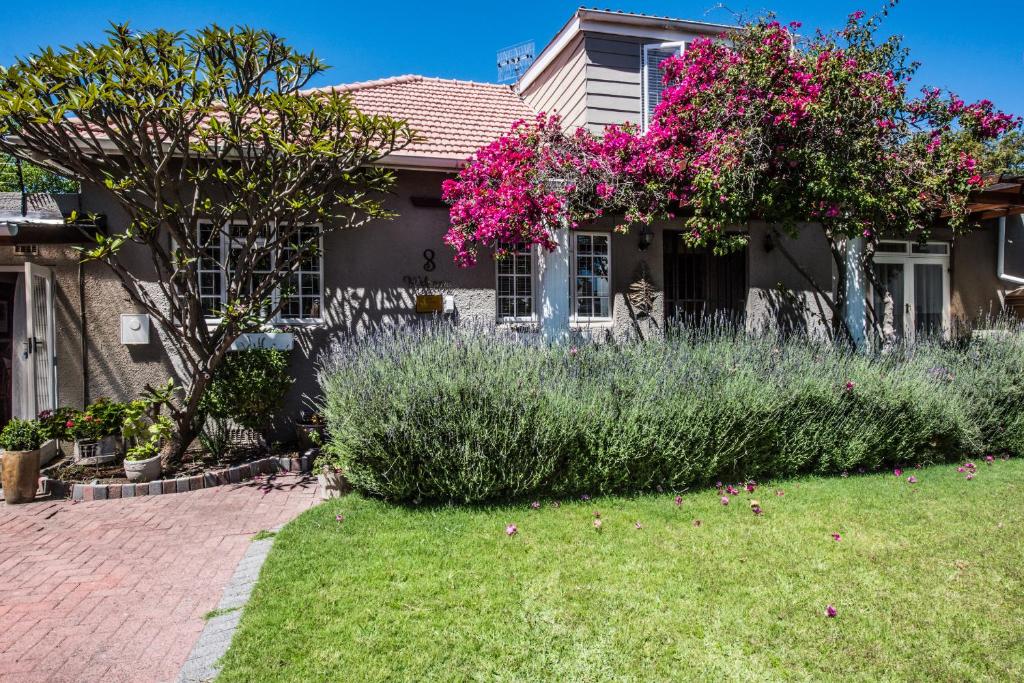 هتل گرینلاونز بی اند بی - Greenlawns B&B