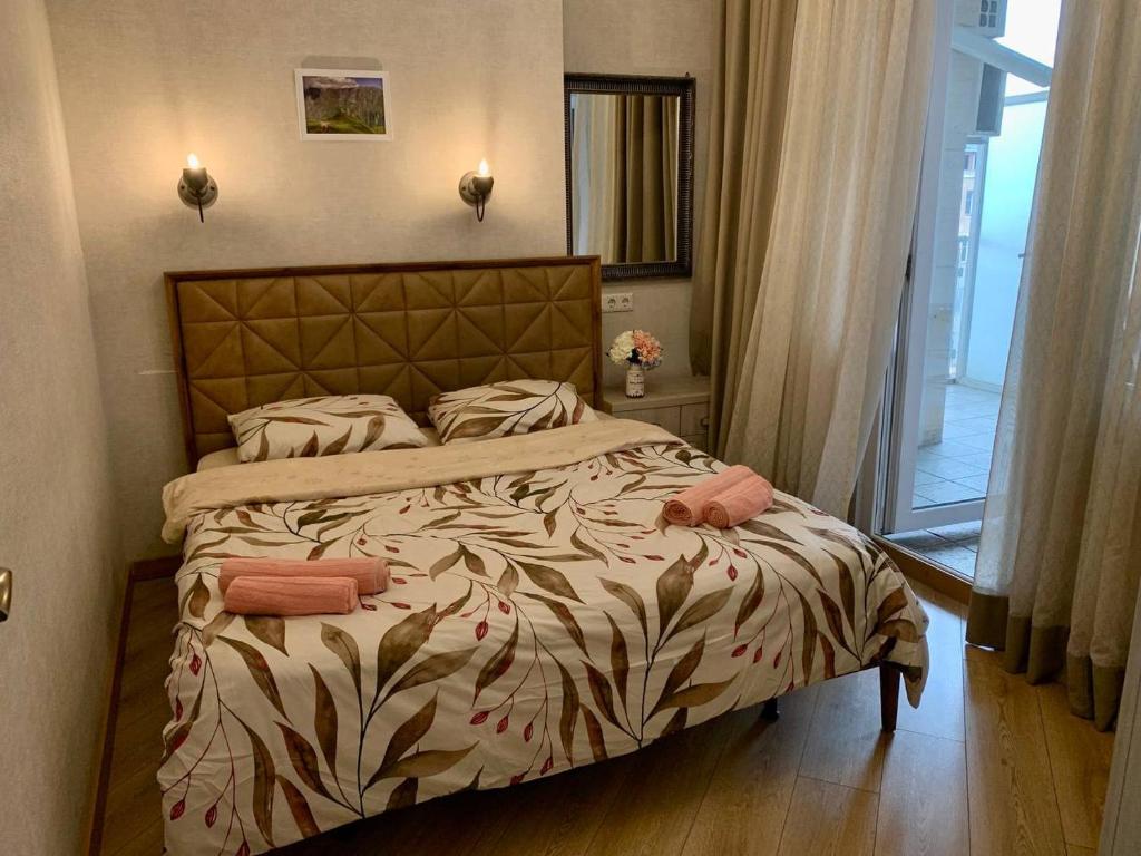 هتل کوزی تین‌روم آپارتمان ویت 2 سپرات بدرومز این ده سنتر اف تیبیلیسی - Сozy three-room apartment with 2 separate bedrooms in the center of Tbilisi