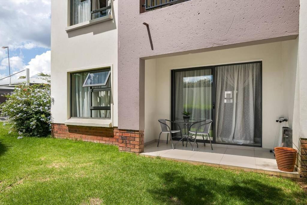 V&S Apartments - Lovely 2 bedroom in Fourways, Johannesburg (Apartment), Midrand (South Africa) Deals