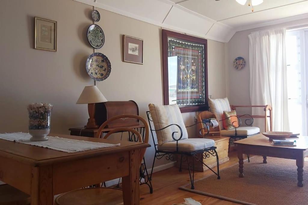 هتل ویلز، ویوز اند واکس - بیچ کاتج Whales, Waves and Walks - Beach Cottage