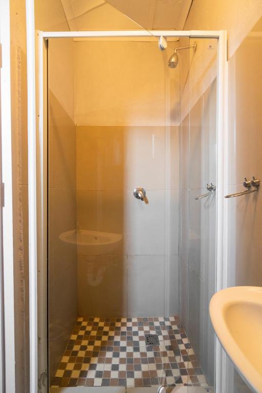هتل هاست گِست هاوس , 4 سنت جیمز استریت اوکدیل بلولو کیپ تاون آفریقای جنوبی Hasate Guest House ,4 st james street Oakdale Belliville Cape Town South Africa