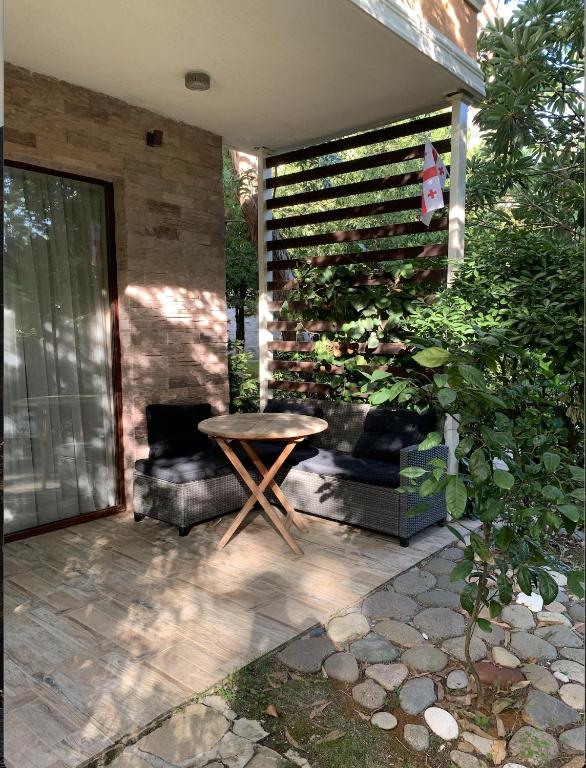 هتل لاولی استودیو بای ذ سی وید آ تراس Lovely studio by the sea with a terrace