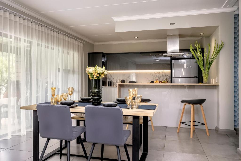 هتل فورز لکچوریس هوم - Fore's Luxurious Home