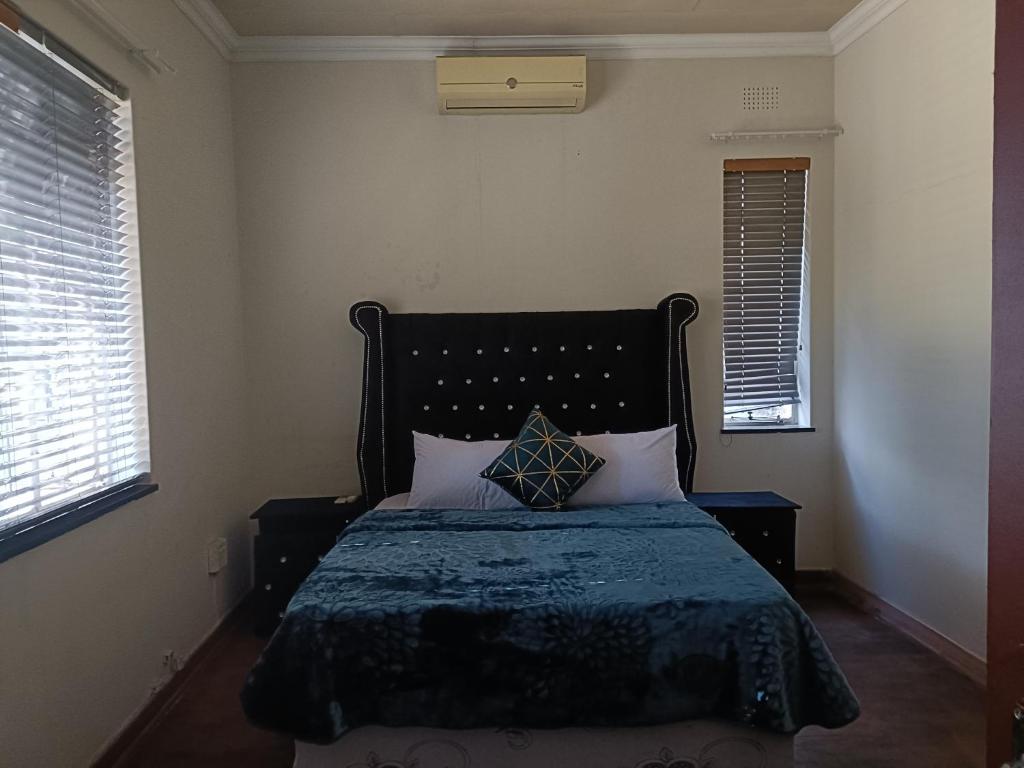 هتل تری استیت گِست هاوس Three State Guest House