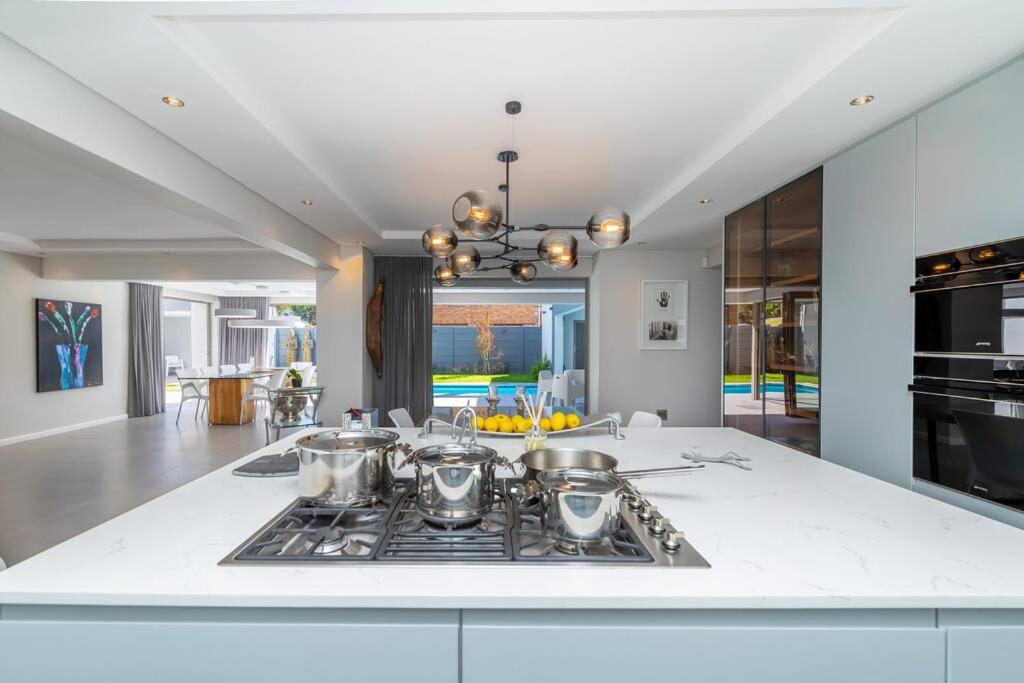 هتل ستانینگ ویلا د سولیل Stunning Villa de Soleil