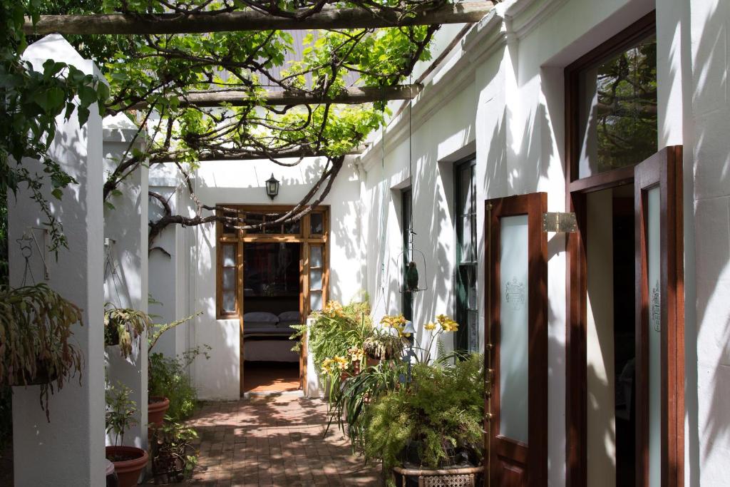 هتل ۲۲ ون ویک استریت توریست آکومودیشن - 22 Van Wijk Street Tourist Accommodation
