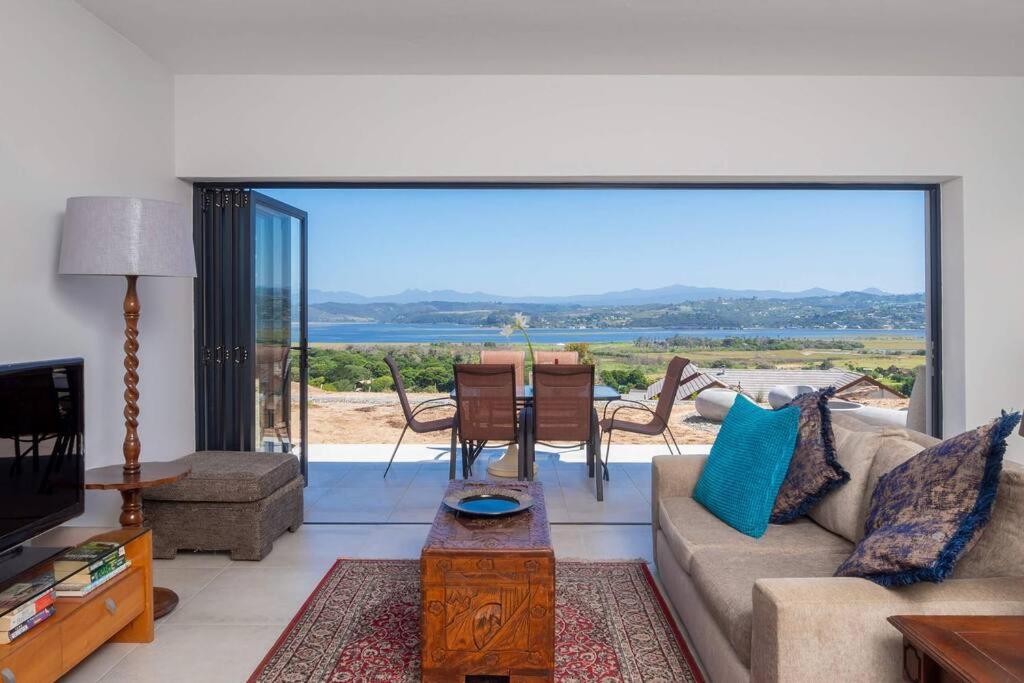 هتل هیرونز ویو - لاگون ویوز اند سولار پاور @لیک برنتون، کنیسنا - Heron's View - lagoon views and solar power @Lake Brenton, Knysna