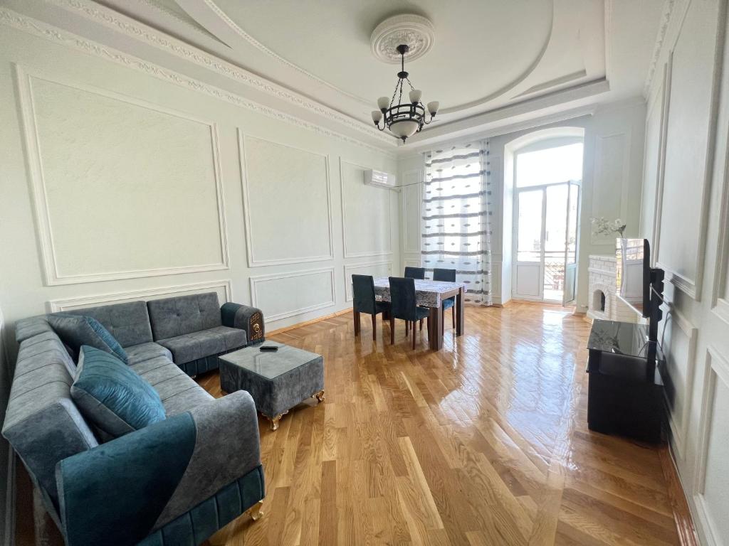 هتل لاکچری آپارتمان ویت ویو سیتی سنتر 28می استریت Luxury Apartment with View City Center 28May Street