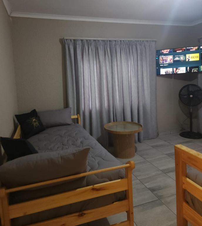 هتل او آر تامبو رادمن بی سلف کتینگ هوم ال دو - OR Tambo Rudman B self-Catering Home L2