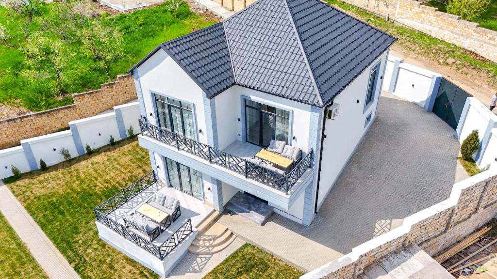هتل وایت هارمونی هاوس White Harmony House