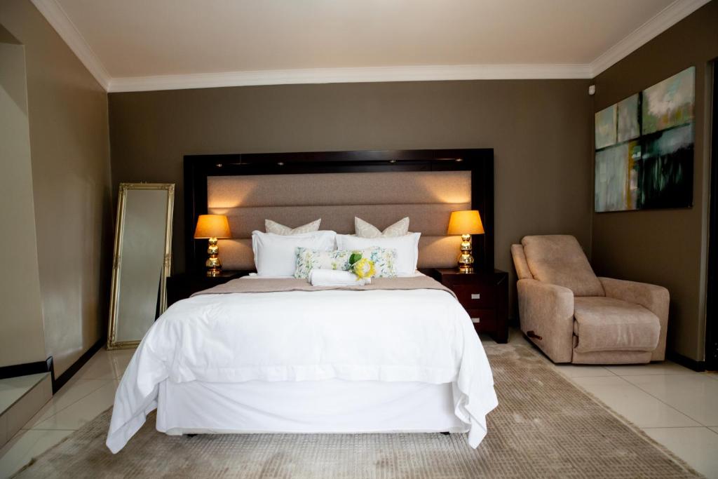 هتل اورلیف استایل 5 بدرومز 10 کیلومتر از اور تامبو اینت ایرپورت URlyfstyle 5 bedrooms 10km from OR Tambo Int Airport