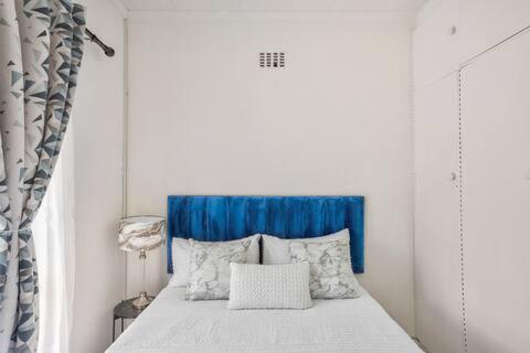 هتل هوم اوی فروم هوم تینی کاتج Home away from home tiny cottage