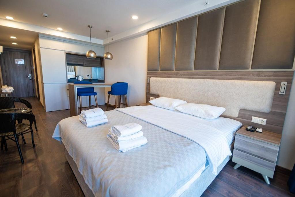 هتل مدرن استودیو این ساننی باتومی بای وی‌ هاست - Modern Studio in sunny Batumi By Wehost