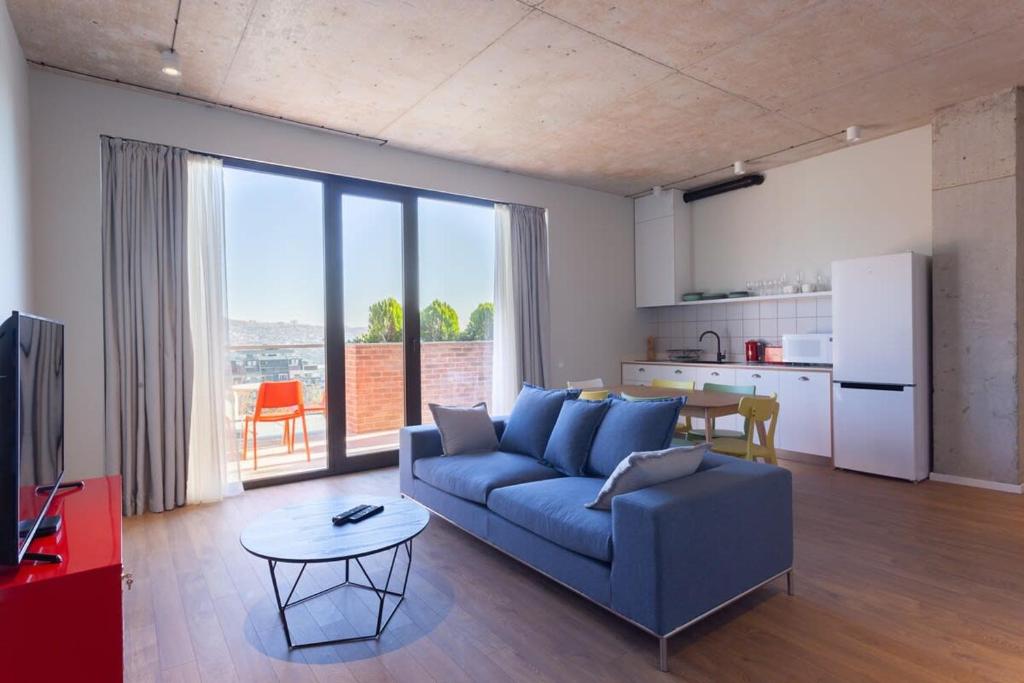 هتل استایلش 3بی‌آر آپت وید 2 بالکنیز این هستوریک تفلیس - stylish 3BR apt with 2 balconies in historic Tbilisi