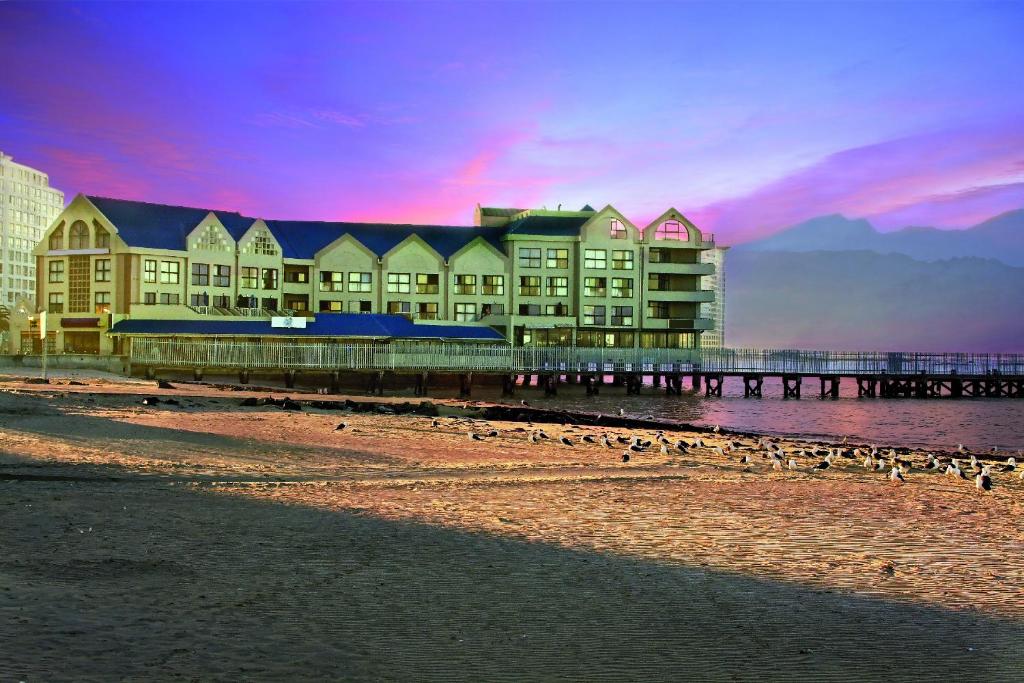 هتل استرند پویویشن Strand Pavilion