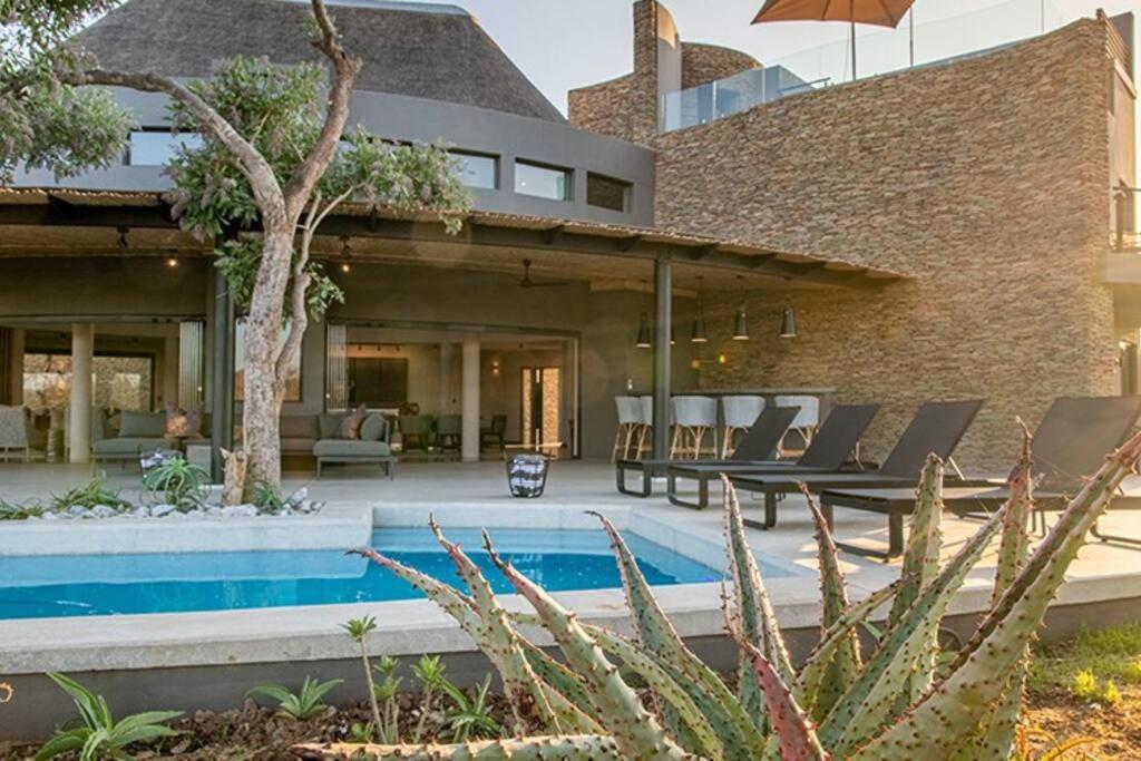 Luxury Villa looking onto Kruger National Park