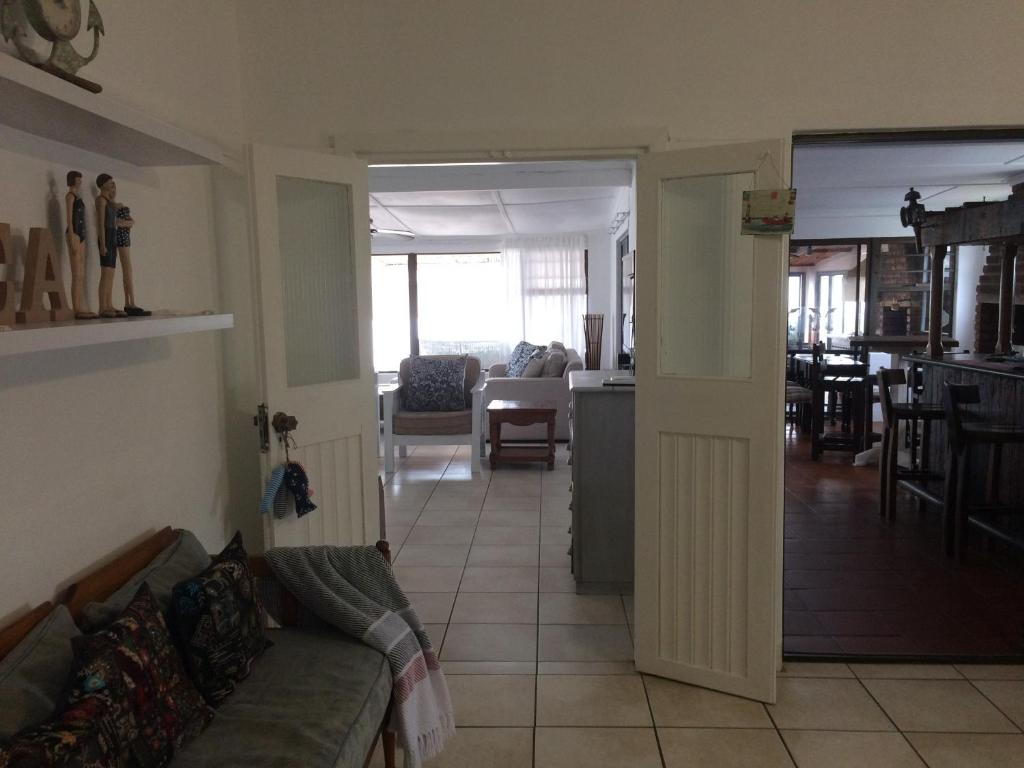 هتل بریزه این گس ت هاوس Breeze Inn Guesthouse