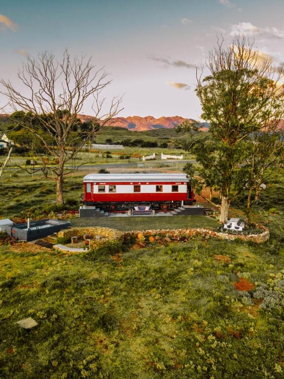 هتل د رِد کَبُس تِرِین کَریج The Red Caboose Train Carriage