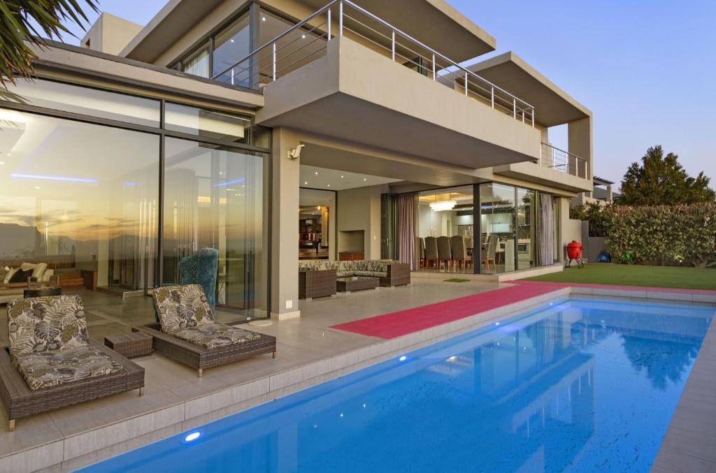 هتل بارونتسی کینگس ویلا Baronetcy Kings Villa