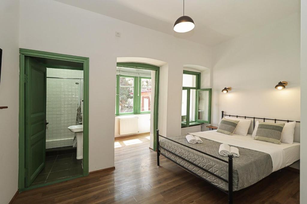 هتل مدرن استودیو این سنترال تفلیس بای وی هاست - Modern Studio in Central Tbilisi By Wehost