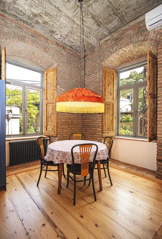 هتل ترادیشنال 2BR سولولاکی آپت - بای وی‌هوست - Traditional 2BR Sololaki Apt - By Wehost