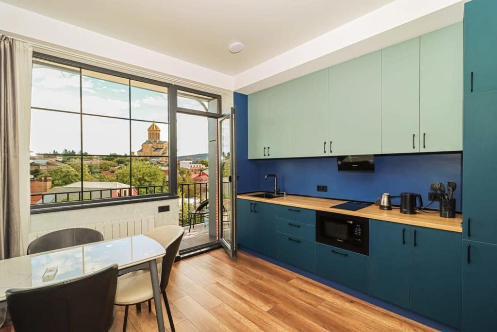 هتل مدرن آپارتمان اورلوکینگ تبیلیسی - Modern Apartment Overlooking Tbilisi