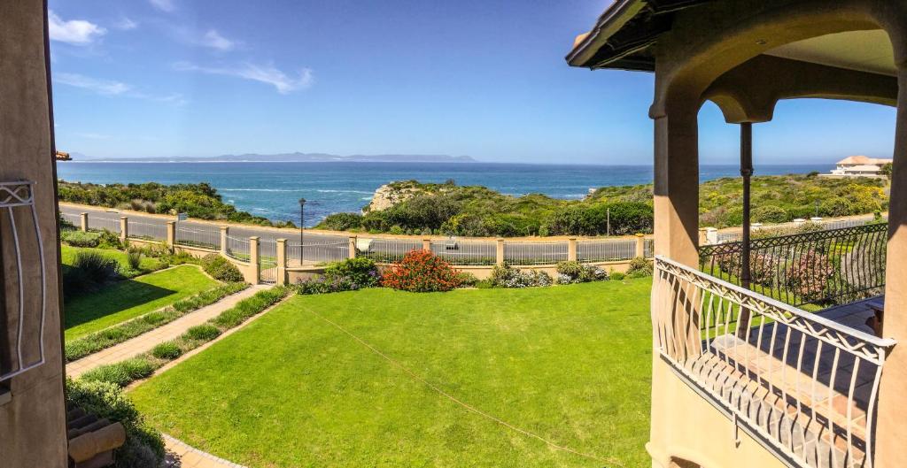 هتل آن ده کلیف گست هاوس On The Cliff Guest House