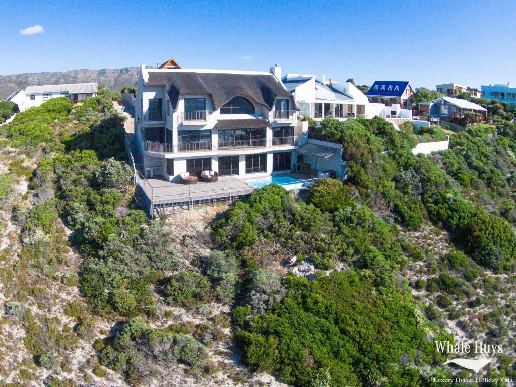 هتل ویل های لاکچری اوشنفرانت اکو ویلا Whale Huys Luxury Oceanfront Eco Villa