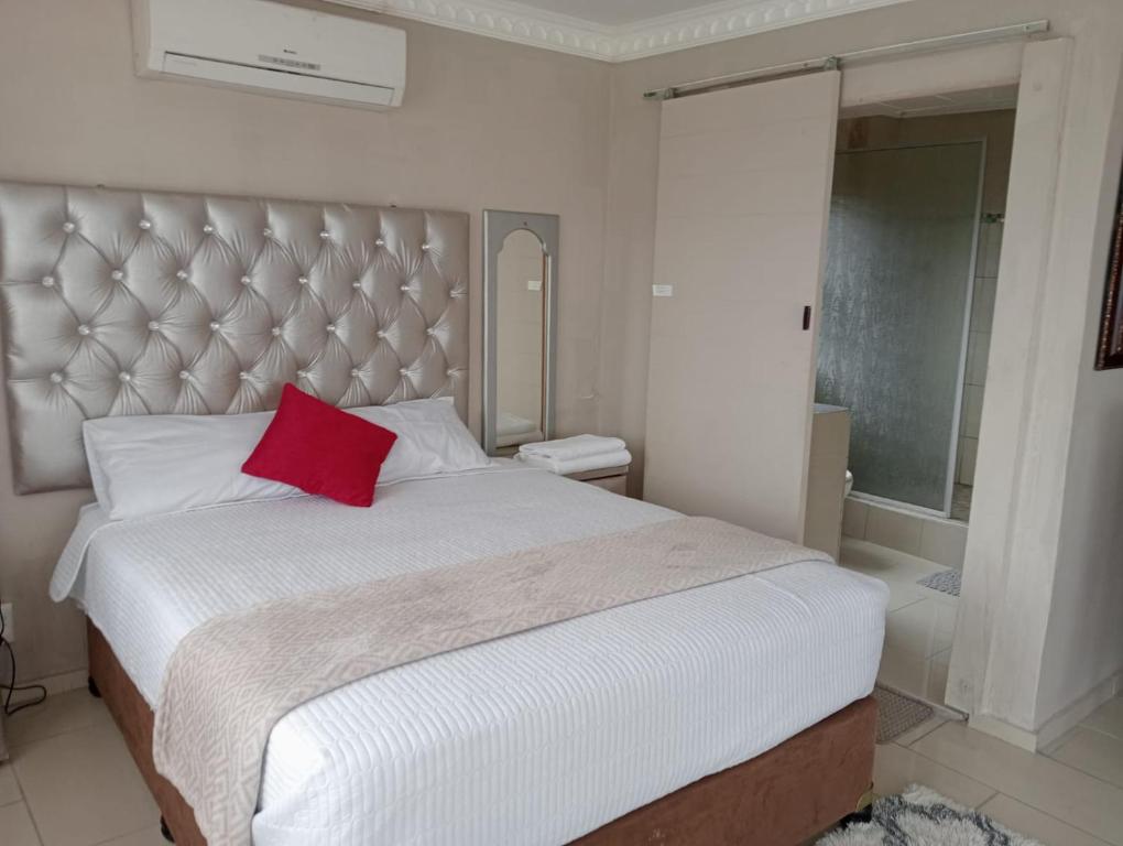 هتل لا ساویل بی ان بی - La Saville BnB