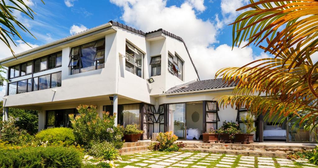 هتل 5-بد روم چرمینگ کاسینال هوم این پلتنبرگ بی - 5-Bedroom Charming Coastal Home in Plettenberg Bay