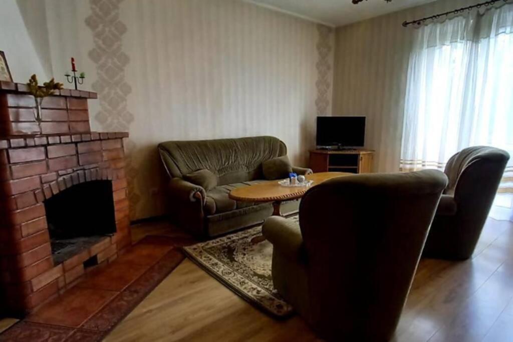 هتل کامفورتنایا کواشیرتبا کامینوم و هِرتسِه گورودا комфортная квартира с камином в сердце города