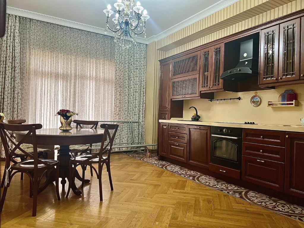 هتل کوزی 2 بی دی آر آپارتمان، فونتین اسکوئر - Cosy 2 BDR Apartment, Fountain Square