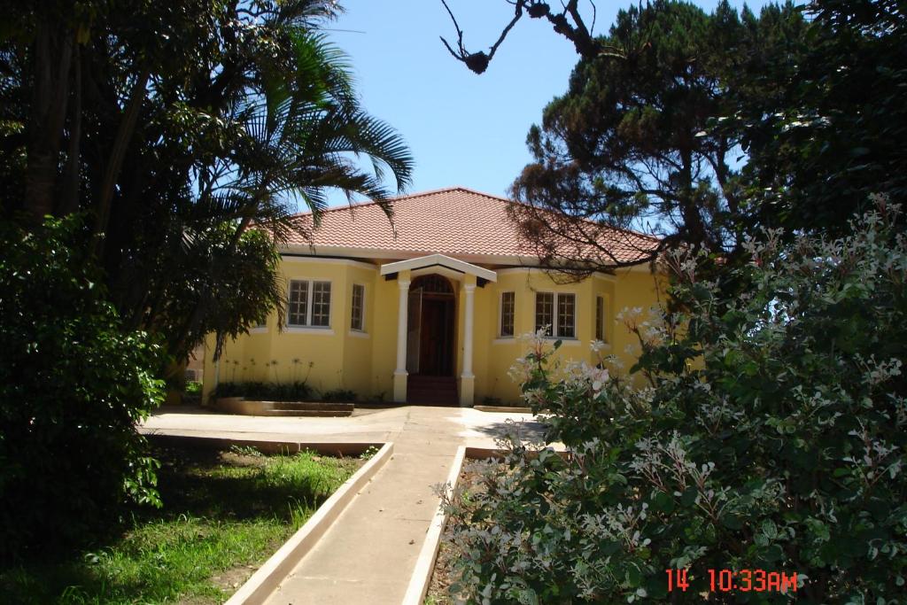 هتل ده کِرِسِنت گِست هاوسز - بی ان بی/سلِف کِیترینگ The Crescent Guesthouses - BnB/Self Catering