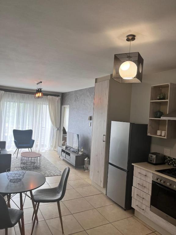 هتل ده کیوب آپارتمنتز، یونیت سی و چهار آن دی لا ری رود The Cube Apartments, Unit 34 on De La Rey Road