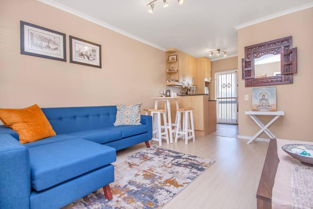 هتل ورکینگ پروفشنالز، مدرن، کُزی، وای‌فای - Working Professionals, Modern, Cozy, WiFi