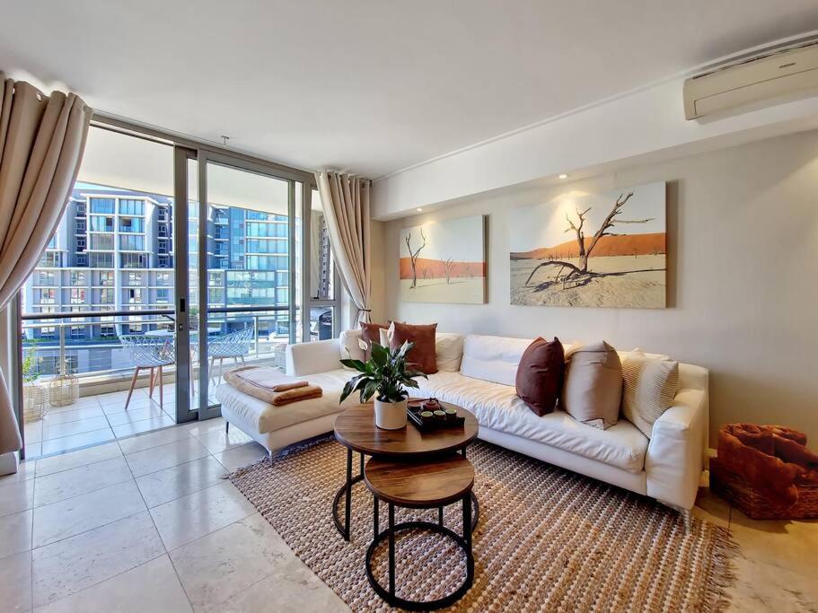 هتل لاکژوریاوس، کانال آپت و پول پلاس وی فای، وی اند ای آن دوراستپ - Luxurious, Canal Apt w Pool+WIFI, V&A on Doorstep