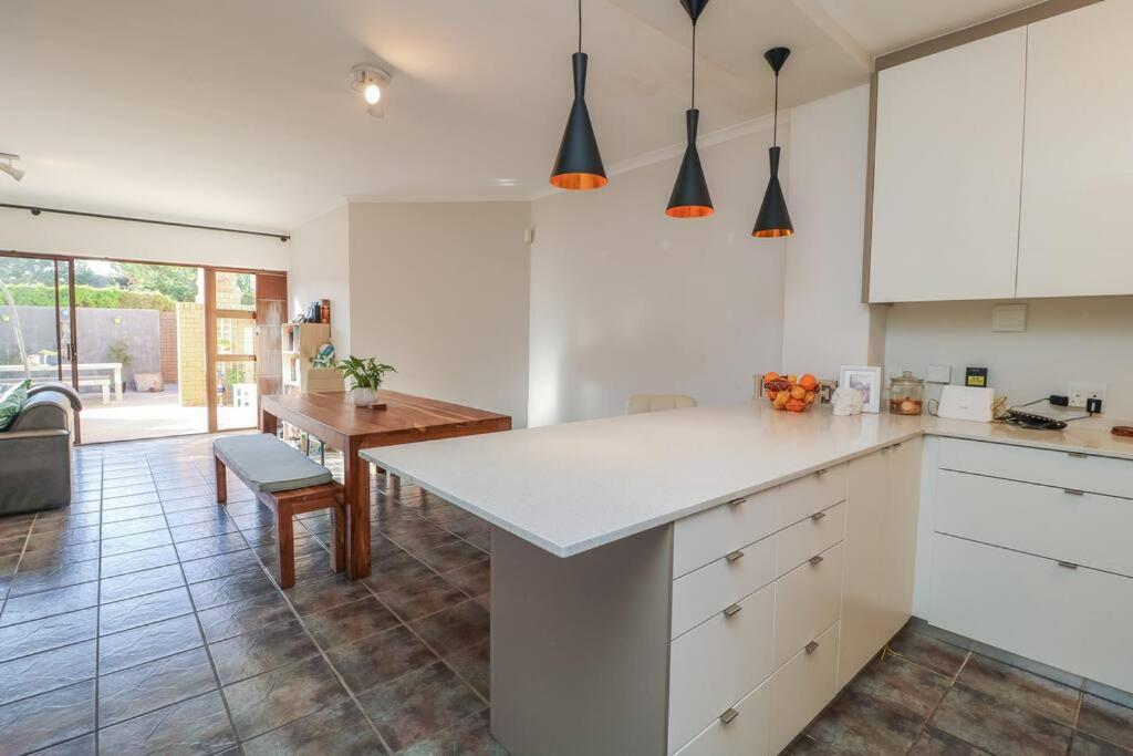 هتل وان استریت اوی فرام د بیچ دوپلکس - One street away from the beach duplex