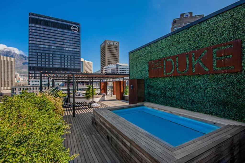 هتل آپ مارکت اند استایلش آپارتمان ویت روف‌تاپ پُل. - Upmarket and Stylish Apartment With Rooftop Pool.