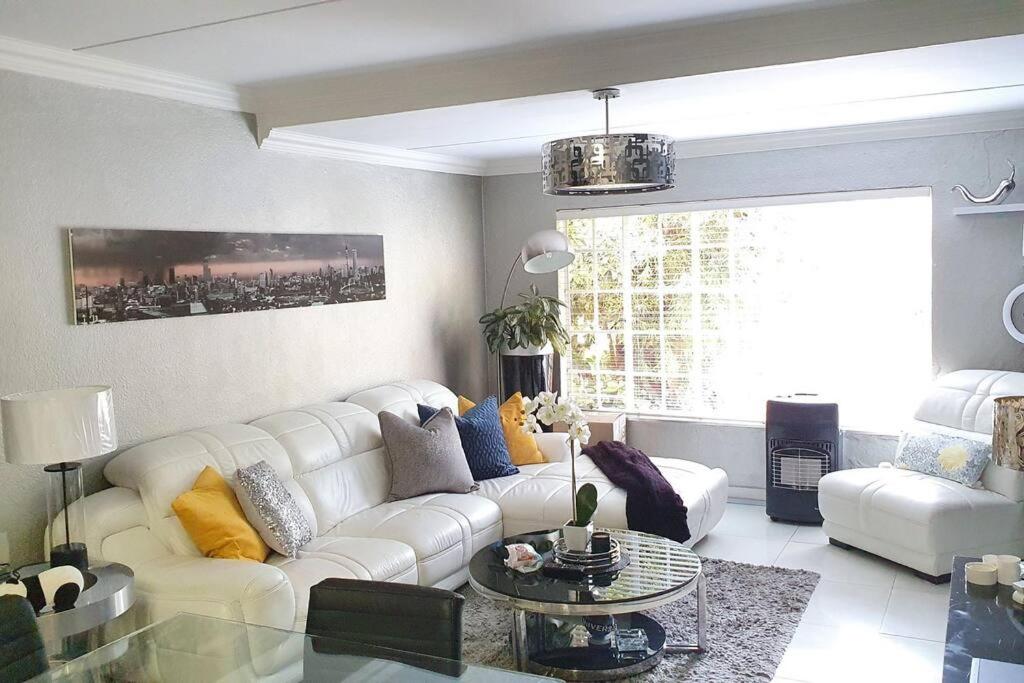 هتل آپ مارکت 3 بد روم آپارتمان Upmarket 3 Bedroom Apartment