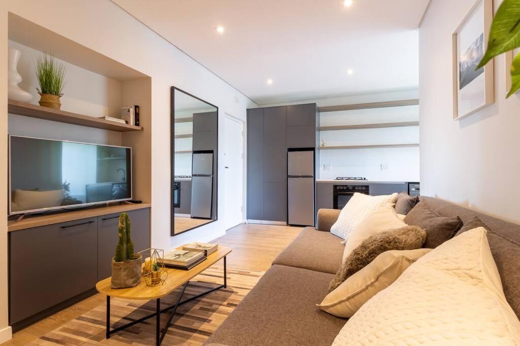 هتل کنتمپرری سنترال آپت. بیتوین بیچ اند سیتی. - Contemporary central apt. Between beach and city.