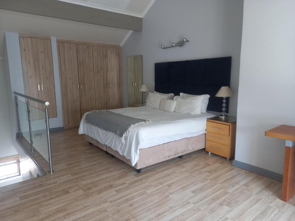 هتل مانت رویال - 32 لارج 1 بد با بالکن آپسترز Mount Royal - 32 Large 1 bed with balcony upstairs