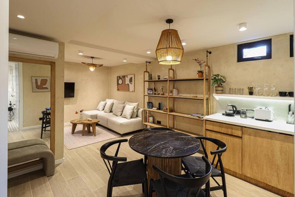 هتل نیو لی دیزایند 2 بی آر آپارتمان این سنتر-بای وی هاست - Newly Designed 2BR Apartment In Center-By Wehost