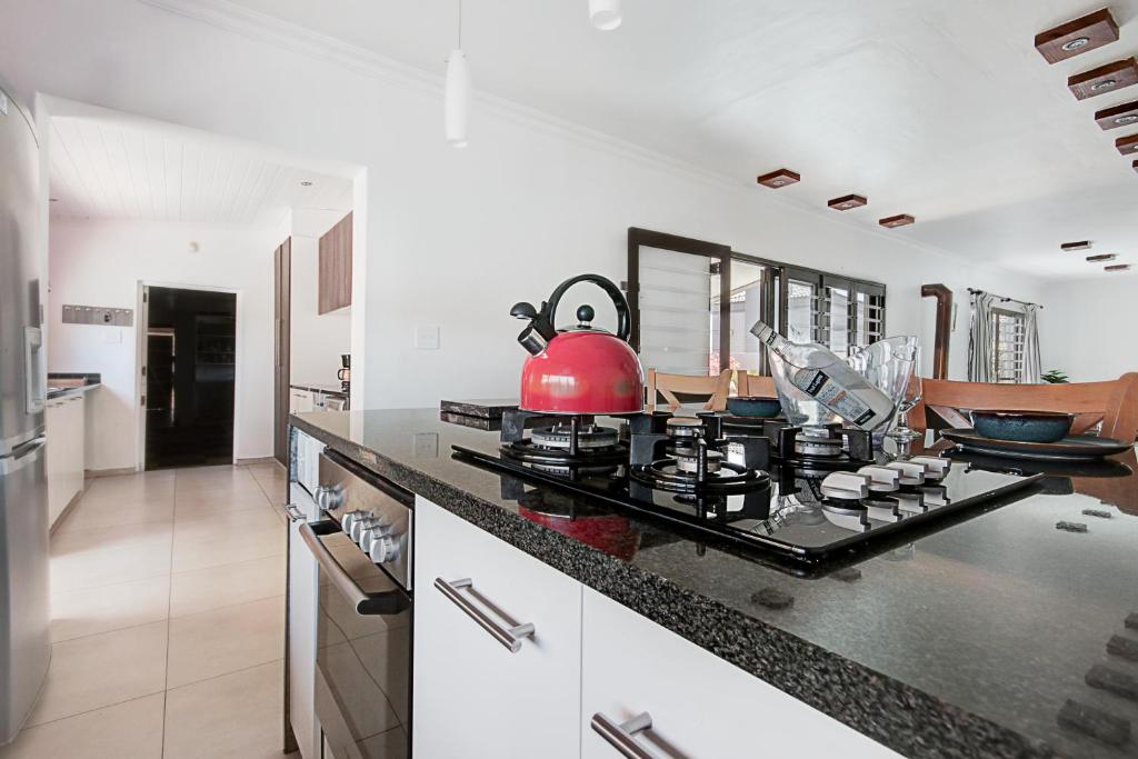 هتل اسپیشس 3 بدروام هایدوت سنکچوری وید پول Spacious 3 bedroom hideout sanctuary with pool