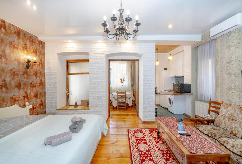 هتل اوز سیتی سنتر - ادونچروس آپت هاستد بای جورجیو - Old City Center- Adventurous Apt hosted by Giorgio