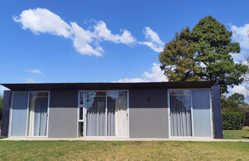 هتل ادو قابل سلف کانتند 2-بد یونیت این ناتیس Adorable self-contained 2-bed unit in Notties