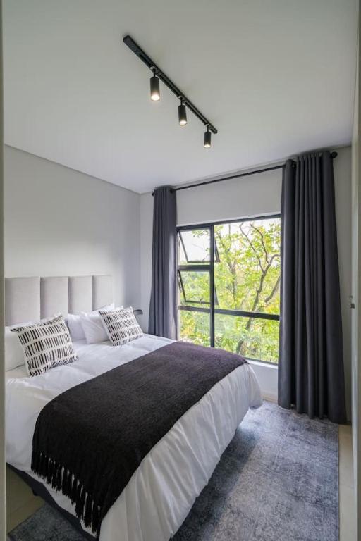 هتل لکس آپارتمان ویت ویوز 91A - Lux Apartment with Views 91A